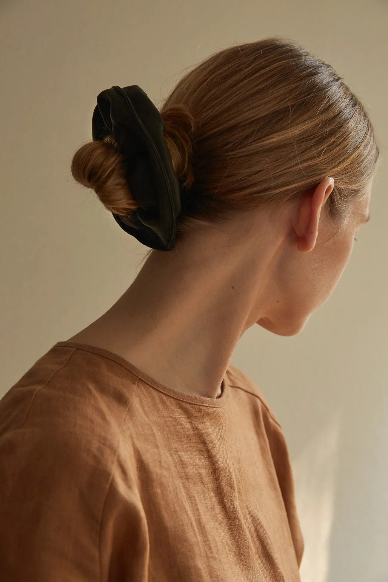 MARAI Scrunchie - Natural/Black Leather