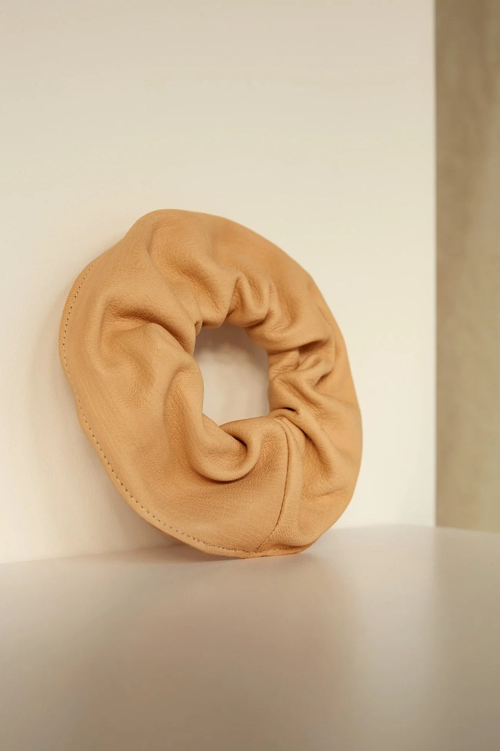 MARAI Scrunchie - Natural/Black Leather