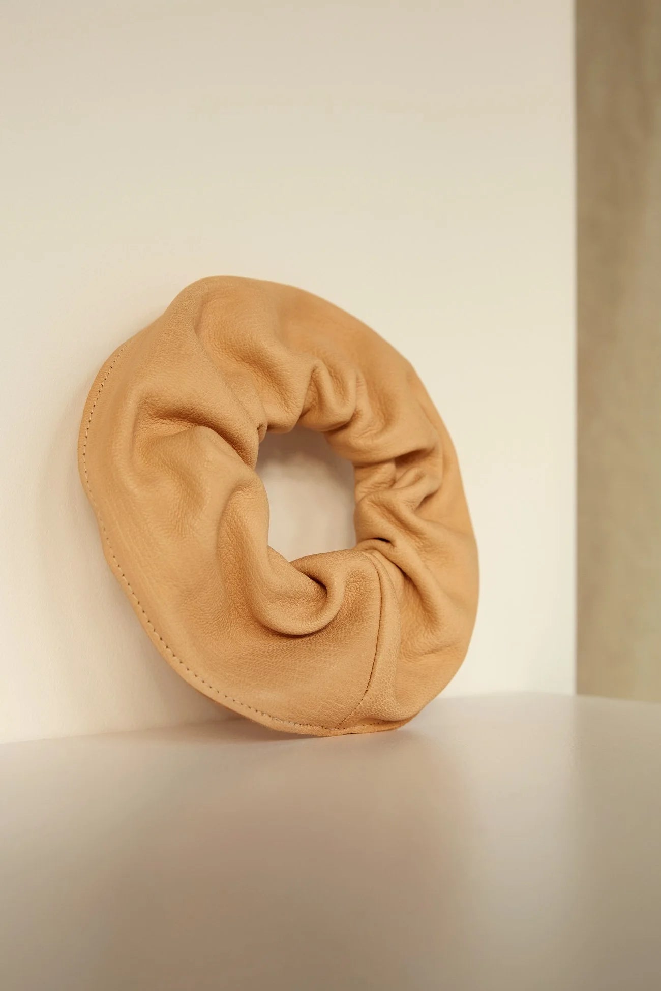 MARAI Scrunchie - Natural/Black Leather